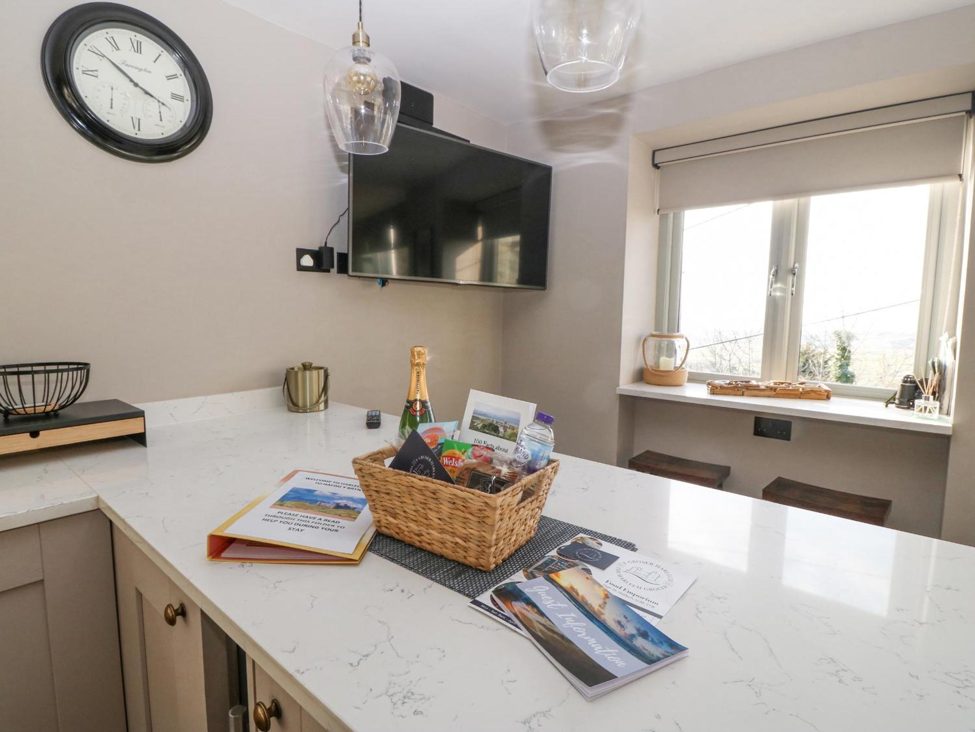 Hafod Y Bryn Villa ฮาเลค ภายนอก รูปภาพ